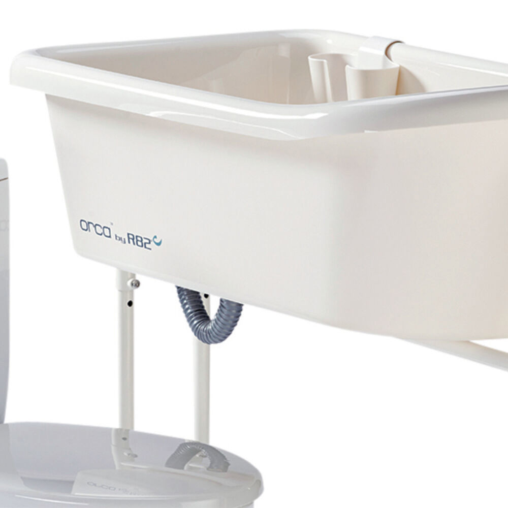 The height adjustable frame allows for both standing and sitting care. Free space on the side makes it possible to get close to the child providing optimum comfort. Four smooth running wheels makes it easy to move the bath tub around – even with water in it