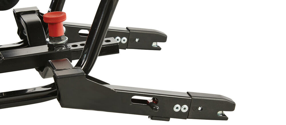 The Stingray swing-out car seat frame is easy to fit in cars with ISOFIX but
can also be secured using the Easyfit belt tensioning system. The seat is available in a left or right version.