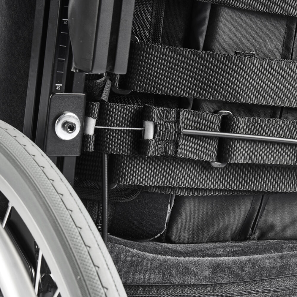 The pelvic strap is height adjustable for precise setting. Reclining the back will automatically reduce the strap tension and retighten when the back is brought to an upright position. The ideal combination for activity and resting.
