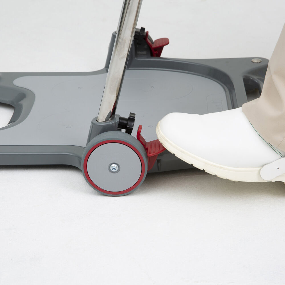 A central mechanism makes braking convenient for the carer. A one-foot touch on one side and you get auditive feedback when it’s activated. Safe and efficient.