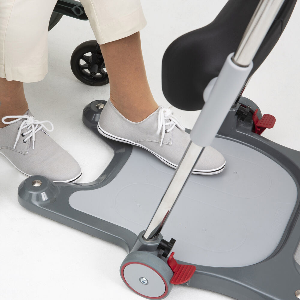 The base height is only 35 mm. To facilitate the placement of the feet, there are visible contours and an anti-slip feature on the \
stand surface.