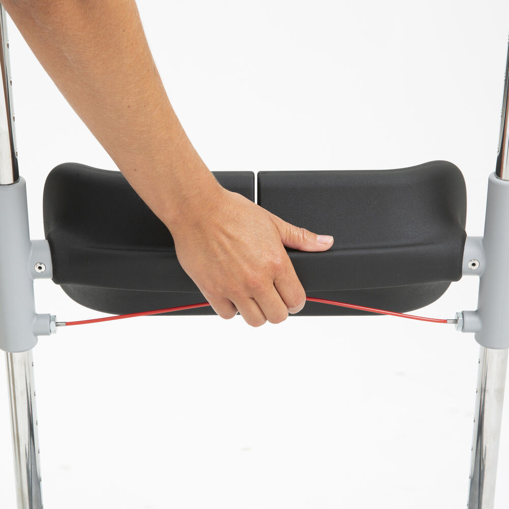 With a gentle one-hand grip, the leg support is easily adjusted. The central braking mechanism can be controlled from a standing position, rather than kneeling. The leg support has soft and hygienic padding with lateral support and divided pads.