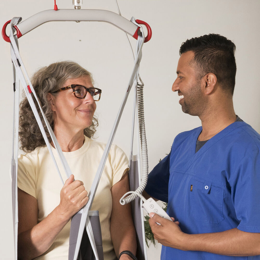 Molift Air 200 is very small and weigts only 8,6 kg. Nevertheless it has a lifting capacity (SWL) of 205 kg. The size and weight makes it very easy to operate and move for the carer during different transfer situations.
