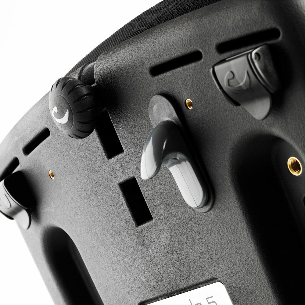 Activate the handle on the back to carry out a smooth and stepless angle adjustment of the back