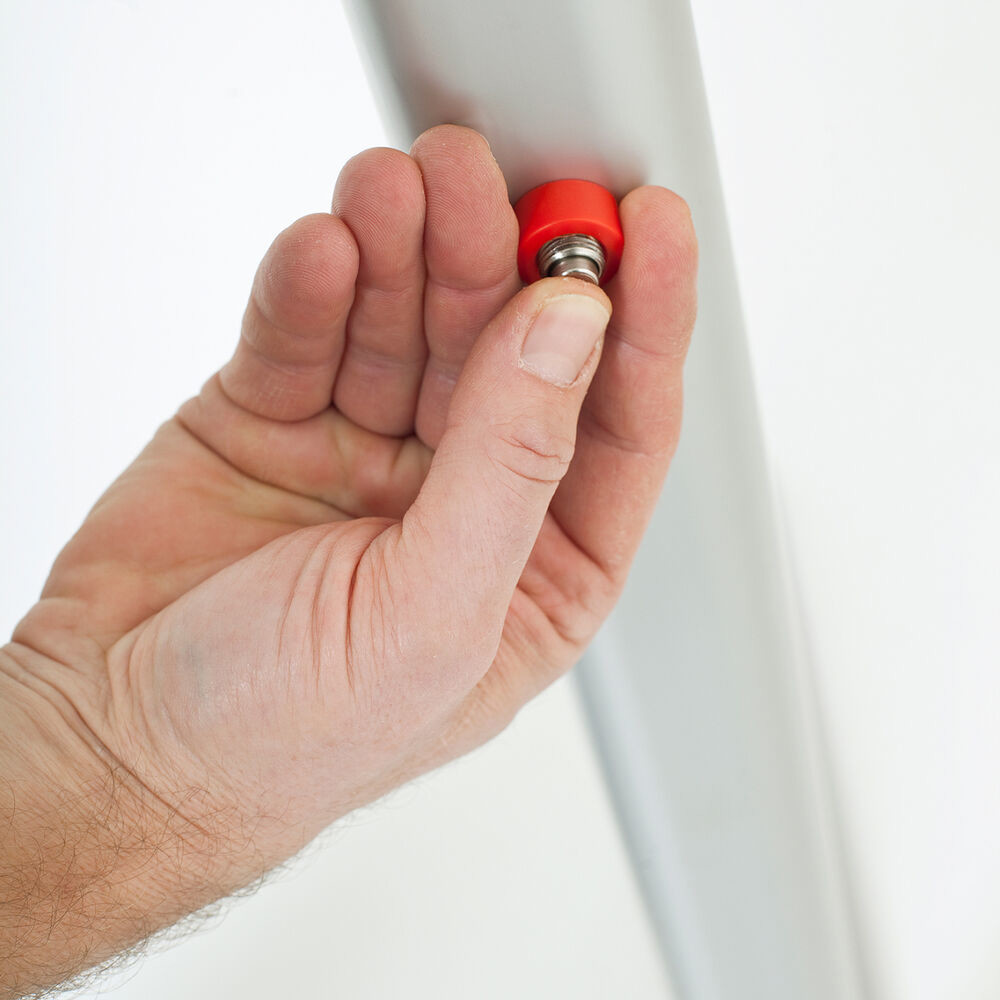 Height positions can be set at four fixed positions from 225 cm (88,6") up to 255 cm (100,4"). Adjust the height with the quick release pin.