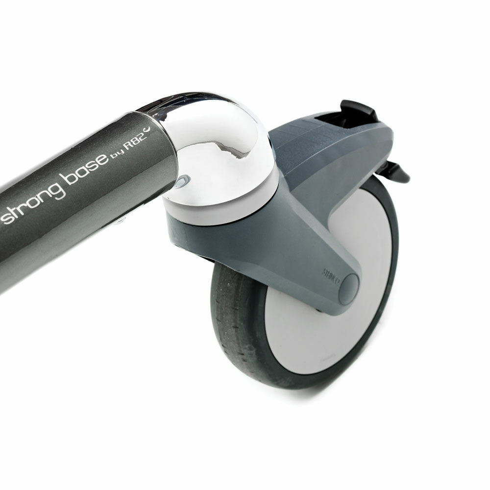 The smooth running castors make it very easy to move the Strong Base around. All four castors are equipped with directional stabilizers and brakes